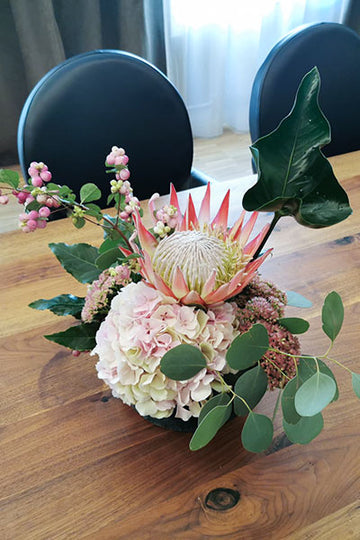 Ausdrucksstarke Blumenkreation für personelle Ereignisse